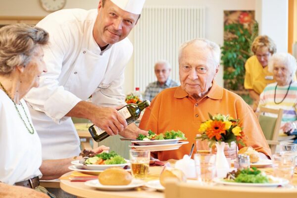 Essen und Trinken im Pflegeheim